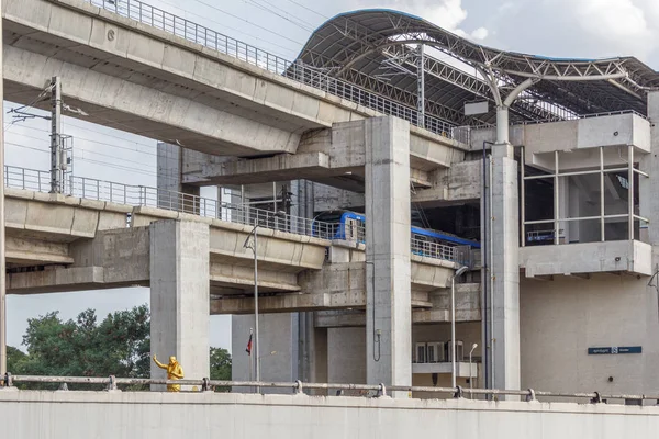 Carretera nacional visto con los vehículos de velocidad en la carretera conmigo — Foto de Stock