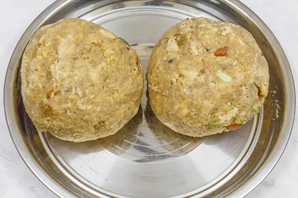 提鲁帕提或蒂鲁玛拉甜球在印度被称为Laddu 用配料制成 如格拉姆面粉 糖放在不锈钢板上 有选择地专注于主题 — 图库照片