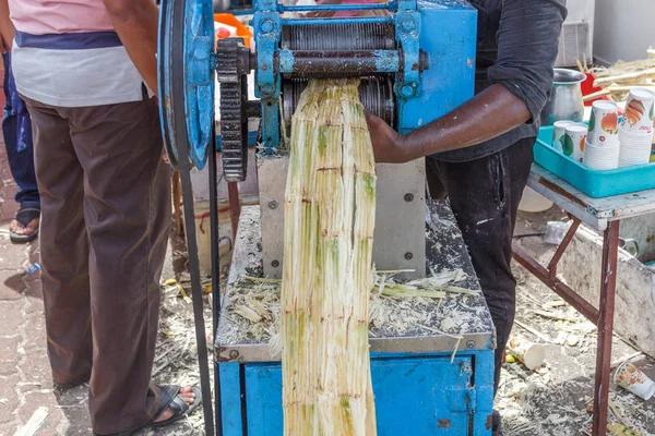 機械でサトウキビジュースを作る男 — ストック写真