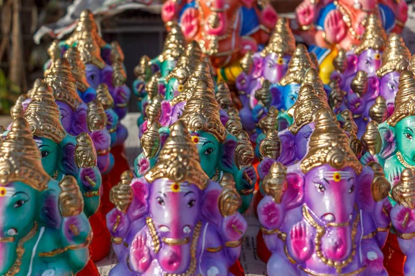 Крошечные разноцветные идолы ганеши — стоковое фото