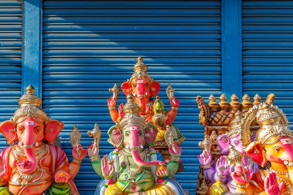 Крошечные разноцветные идолы ганеши — стоковое фото