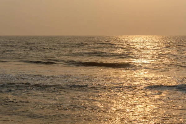 Hermosa hora dorada vista en marina playa chennai india, maravilla — Foto de Stock