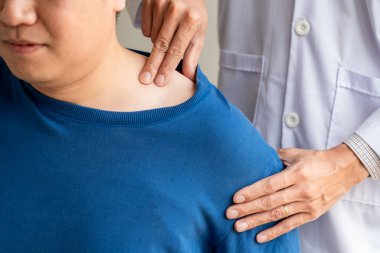 Fizyoterapist çalışma konsepti, Doktor ve hasta acı veya