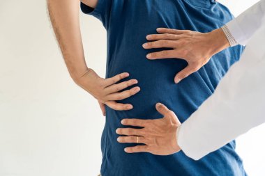 Fizyoterapist çalışma konsepti, Doktor ve hasta acı veya Chiropractor klinik tıp ofisinde sırt ağrısı muayene
