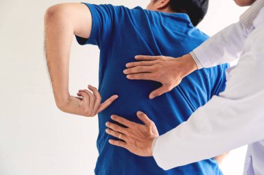 Fizyoterapist çalışma konsepti, Doktor ve hasta acı veya Chiropractor klinik tıp ofisinde sırt ağrısı muayene