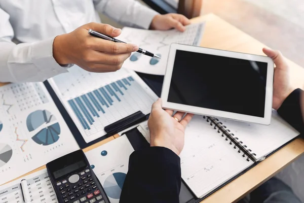 Trabajando Juntos Concepto Oficina Jóvenes Empresarios Que Utilizan Tableta Digital — Foto de Stock