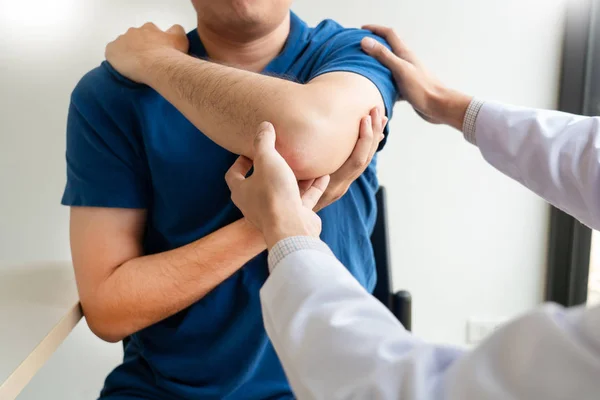 Fizyoterapist çalışma konsepti, Doktor ve hasta acı veya