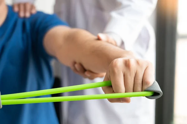 Fizyoterapist çalışma konsepti, Doktor ve hasta acı veya
