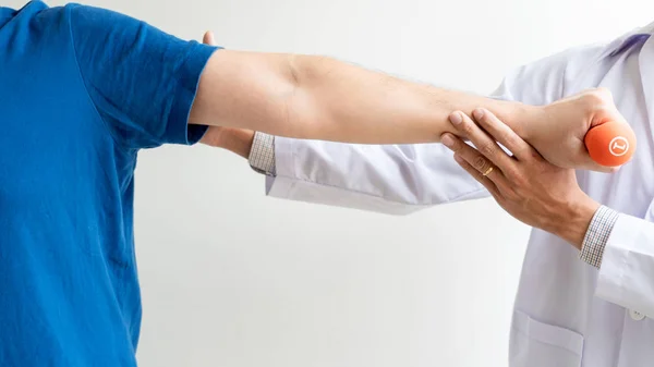 Fizyoterapist çalışma konsepti, Doktor ve hasta acı veya