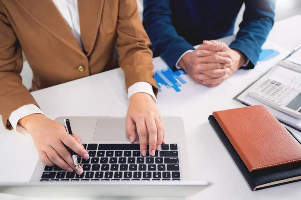 Trabajo en equipo concepto de reunión de la empresa, socios de negocios que trabajan con — Foto de Stock