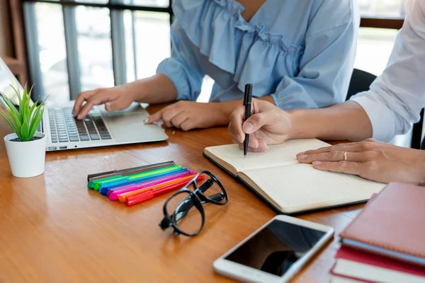 Onderwijs en school concept, studentencampus of klasgenoten Lear — Stockfoto