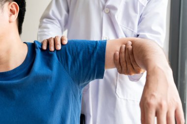 Fizyoterapist çalışma konsepti, Doktor ve hasta acı veya