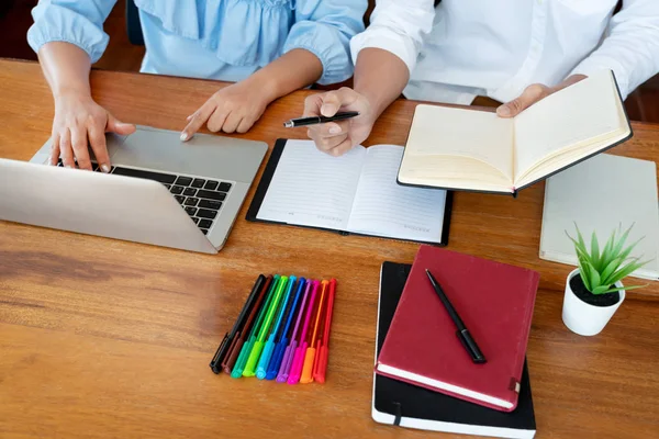 Concepto de educación y escuela, campus de estudiantes o compañeros de clase lear — Foto de Stock