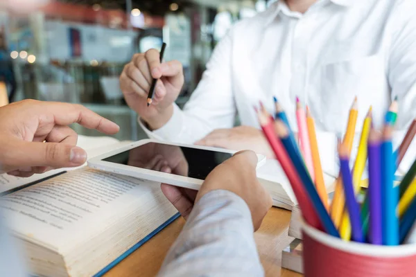 Onderwijs en school concept, studentencampus helpt instelling — Stockfoto