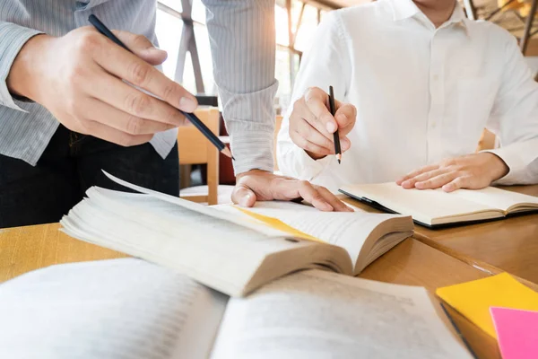 Educación y concepto escolar, campus de estudiantes ayuda Institución — Foto de Stock