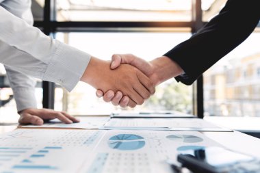 İş Toplantısı anlaşması El sıkışma kavramı, ofis arka plan üzerinde müzakere de işlem proje veya pazarlık başarı bitirdikten sonra El tutma.