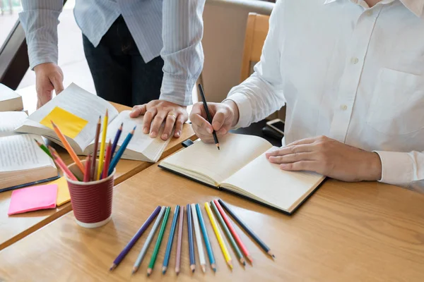 Educación y concepto escolar, campus de estudiantes ayuda Institución — Foto de Stock