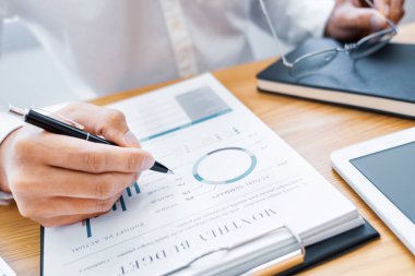 El işadamı okuma ve kalem o sevgiyi paylaşmak ile yazma yakın çekim