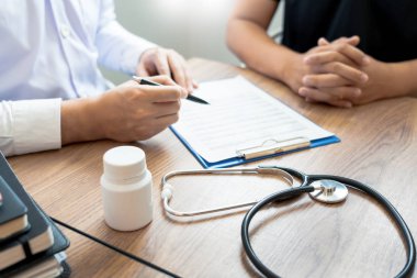 Doktor açıklayan ve bir hasta tıbbi bir Danışma veren