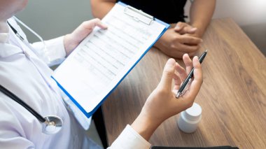 Doktor açıklayan ve bir hasta tıbbi bir Danışma veren