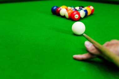 Man el ve Cue kol Snooker oyunu oynarken veya amaçlayan hazırlamak 