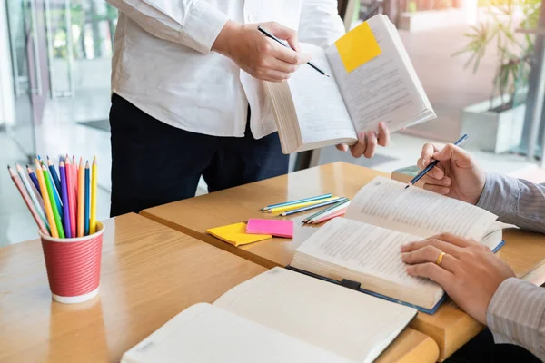 Onderwijs en school concept, studentencampus helpt instelling — Stockfoto