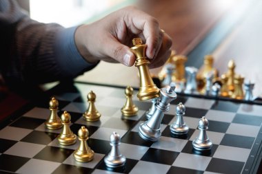 İş adamı satranç tahtası gam bir kral rakam şah mat almak