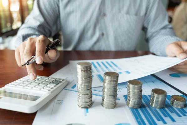 İşadamı muhasebeci veri belgeleri hesaplama Ve kazık St