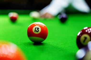 Man el ve Cue kol Snooker oyunu oynarken veya amaçlayan hazırlamak