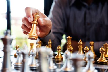 İş adamı satranç tahtası gam bir kral rakam şah mat almak