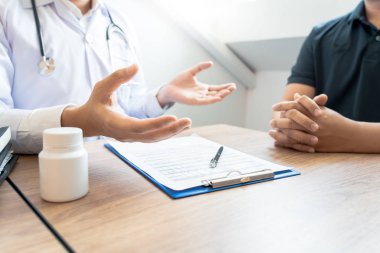Doktor açıklayan ve bir hasta tıbbi bir Danışma veren