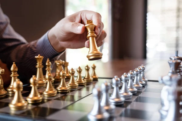 Omul de afaceri ia un rege figura șah mat pe gam bord de șah — Fotografie, imagine de stoc