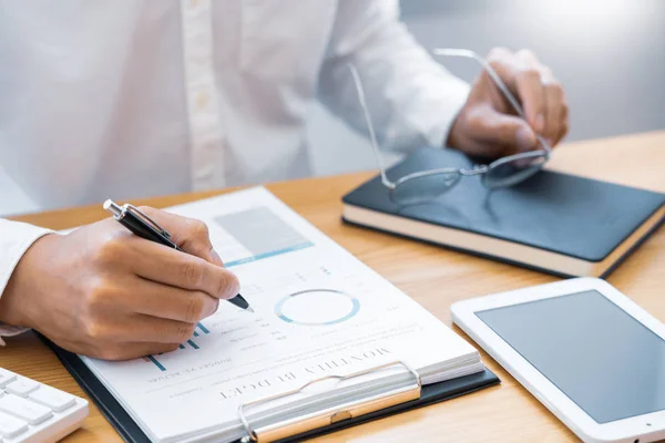 Primer plano de las manos Empresario leyendo y escribiendo con bolígrafo signi — Foto de Stock