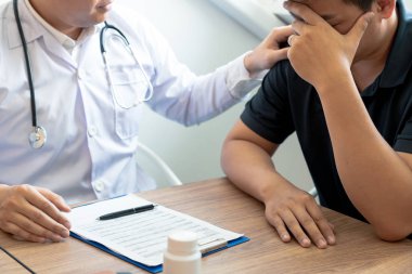 Doktor açıklayan ve bir hasta tıbbi bir Danışma veren