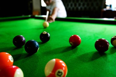 Man el ve Cue kol Snooker oyunu oynarken veya amaçlayan hazırlamak 
