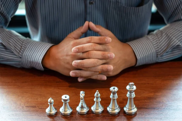 비즈니스 경쟁 및 팀을위한 체스 게임을 움직이는 비즈니스 맨 — 스톡 사진