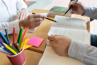 Eğitim ve okul konsepti, öğrenciler kampüs kurum yardımcı olur 