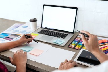 Takım iş businessmans mürettebat yeni başlangıç Pro ile yaratıcı çalışma
