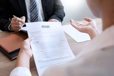 Ciddi adam işe alma hakkında bir özgeçmiş okuma bir iş toplantısı var