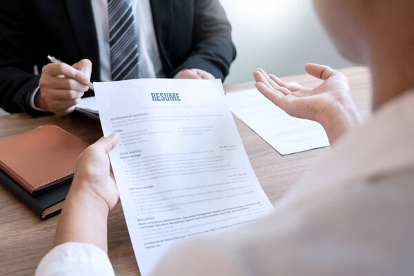 Серьезный человек на деловой встрече читает резюме о найме
