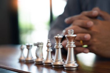 İş adamı iş Yarışması ve takım için satranç oyunu hareket