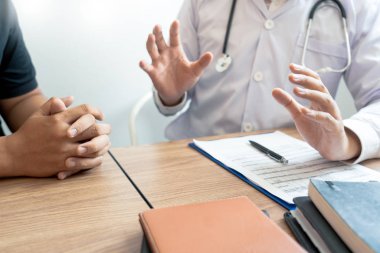 Doktor açıklayan ve bir hasta tıbbi bir Danışma veren