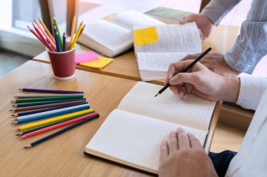 Eğitim ve okul konsepti, öğrenciler kampüs kurum yardımcı olur 