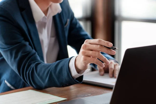 Concepto de análisis de estrategia, Empresario trabajando financiera Gestionar — Foto de Stock