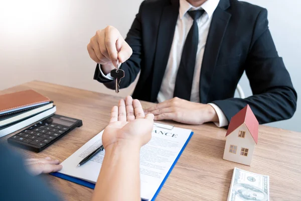 Satın almak veya satmak gayrimenkul kavramı, satış temsilcisi teklif ev
