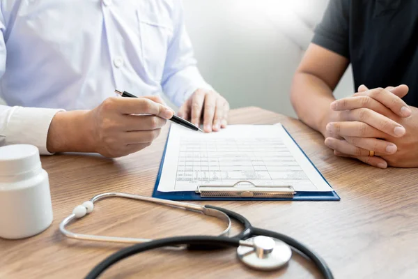 Médico explicando y dando una consulta a un paciente médico — Foto de Stock