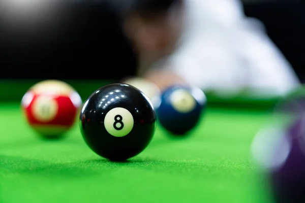 Mannens hand och Cue arm spelar snooker spel eller förbereder sikte — Stockfoto