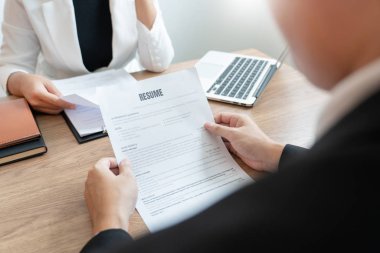 Ciddi adam işe alma hakkında bir özgeçmiş okuma bir iş toplantısı var