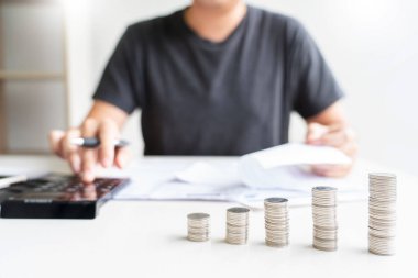 Adam hesap makinesi kullanarak ve ev gider faturaları makbuzu hesaplamak