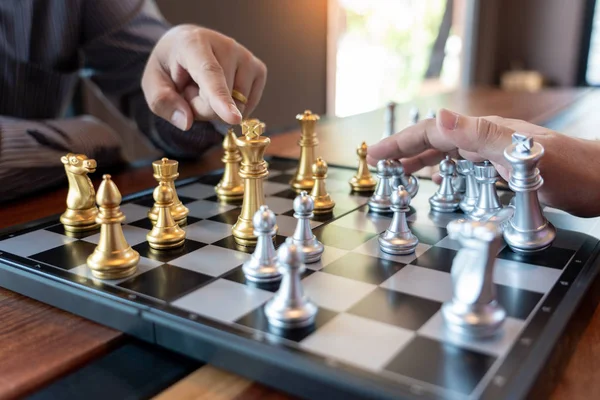 Homem de negócios movendo jogo de xadrez para competição de negócios e equipe — Fotografia de Stock